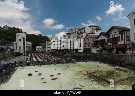 L 'eau chaude' yubatake (champ) sur la place centrale de Kusatsu Onsen, la Préfecture de Gunma. Banque D'Images