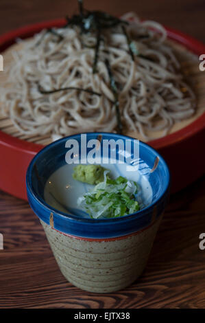 Zaru soba - nouilles soba frais servis avec une trempette cool, parfait pour les mois d'été - servi dans un restaurant à Nagano. Banque D'Images