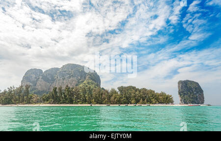 Belle île situé dans la province de Krabi, Thaïlande. Banque D'Images