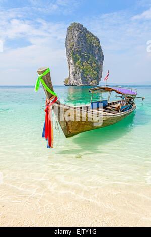 Vieux bateau en bois sur la plage tropicale, idéal vacances. Banque D'Images