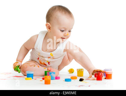 Petit bébé peindre par ses mains - sur fond blanc Banque D'Images