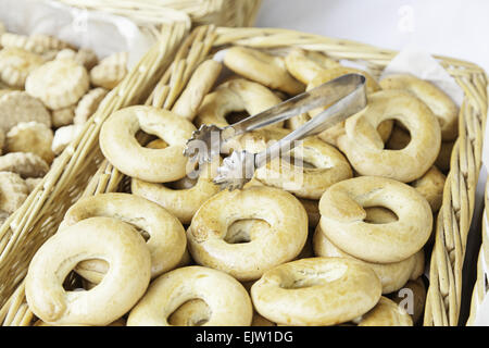 Bagel sur un marché artisanal, un dessert typique de détail, de la nourriture de vie sain Banque D'Images