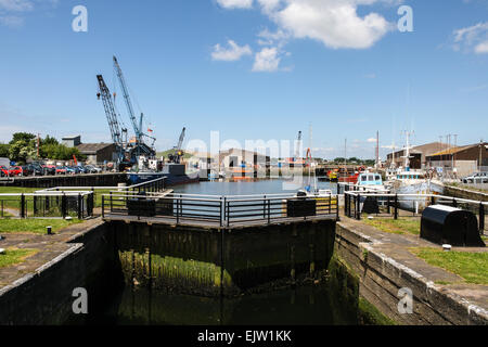 Glasson Dock près de Lancaster, sur l'estuaire de la Lune, Lancashire. Bateaux amarrés au bord du canal, et sur les portes des écluses. Banque D'Images