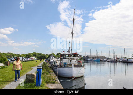 Glasson Dock près de Lancaster, sur l'estuaire de la Lune, Lancashire.Bateaux amarrés au bord du canalside Banque D'Images