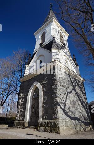 Clocher d'une église élevée en Finlande sur une journée de printemps ensoleillée. Ancien bâtiment religieux avec la perspective très forte et ciel bleu sur t Banque D'Images