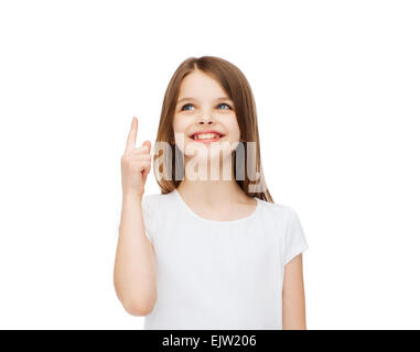 Smiling little girl in white t-shirt blanc Banque D'Images