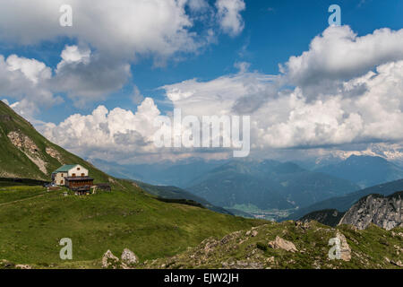 Le Padasterjoch Haus hut refuge situé le long de la crête de Serleskamm dans les Alpes de Stubai du Tyrol autrichien Banque D'Images