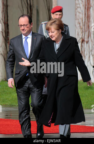 31 mars 2015 - BERLIN : Le président français François Hollande et la chancelière allemande, Angela Merkel, à l'accueil avant qu'une réunion Banque D'Images