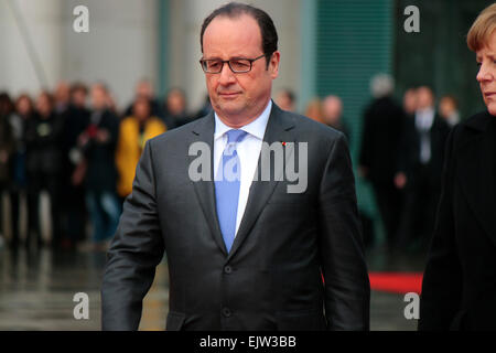 31 mars 2015 - BERLIN : Le président français François Hollande et la chancelière allemande, Angela Merkel, à l'accueil avant qu'une réunion Banque D'Images