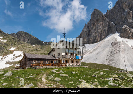 Le Club Alpin Italien administré Tribulaun Hut mountain refuge dans les montagnes Tribulaun dans le Sud Tirol partie des Alpes de Stubai Banque D'Images