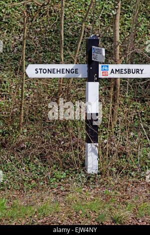 Inscrivez-vous sur la façon dont trois représentant moyen de Stonehenge amesbury Wiltshire, Angleterre Banque D'Images