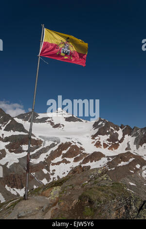 Scène de montagne dans les Alpes de Stubai autrichienne avec le drapeau de la ville allemande de Hildesheim Banque D'Images