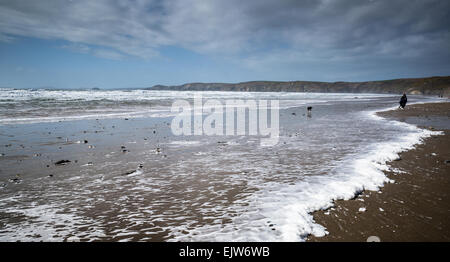 Fouettée mousse jusqu'à la suite de la tempête à Newgale Beach, Pembrokeshire, Pays de Galles. Banque D'Images