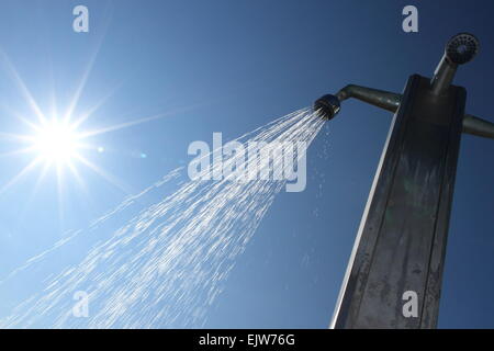 Douche extérieure et de Soleil sur fond de ciel bleu, horizontal Banque D'Images