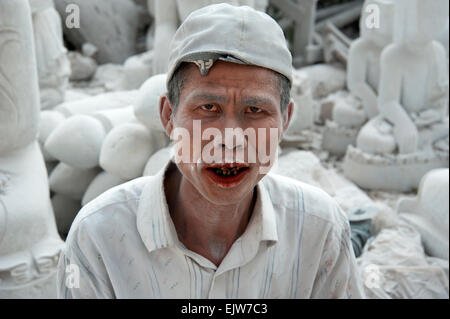 Portrait désespéré d'un sculpteur en marbre de rouge Noix de bétel recouverte de poussière de marbre blanc à Mandalay Myanmar Banque D'Images