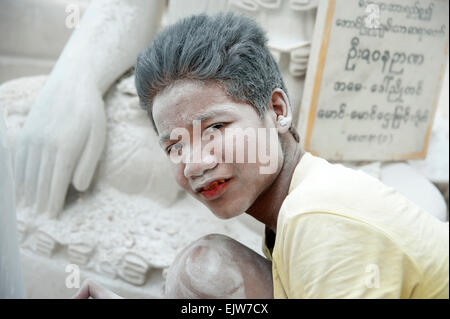 Portrait d'un sculpteur de marbre de nez rouges de bétel couvert de poussière de marbre blanc à Mandalay, Myanmar Banque D'Images