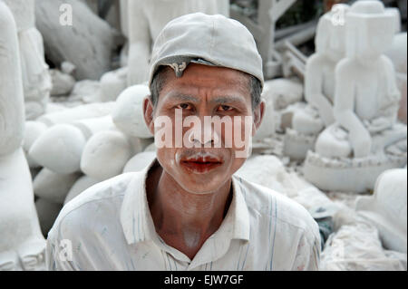 Portrait d'un sculpteur de marbre de nez rouges de bétel couvert de poussière de marbre blanc à Mandalay, Myanmar Banque D'Images