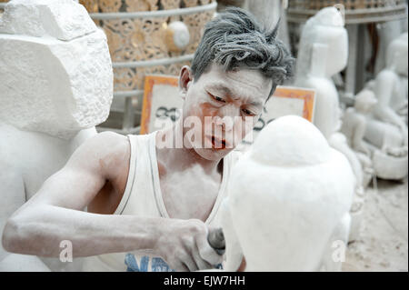 Portrait d'un sculpteur de marbre de nez rouges de bétel couvert de poussière de marbre blanc à Mandalay, Myanmar Banque D'Images