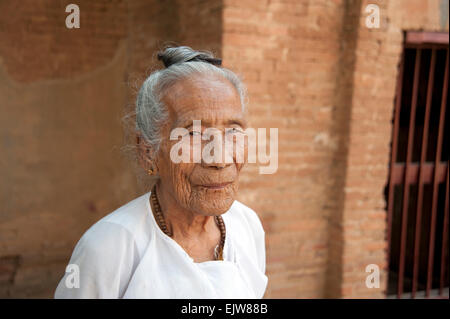 Portrait d'une vieille femme, à l'extérieur d'un temple à Bagan Myanmar Birmanie Banque D'Images