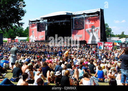 Virgin V Music Festival V2003, fans regardant la scène principale, Hylands Park, Chelmsford, Essex, Grande-Bretagne - 17th août 2003. Banque D'Images