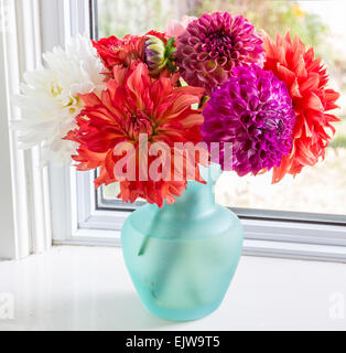 Joli bouquet de dahlias dans un vase de verre. Banque D'Images