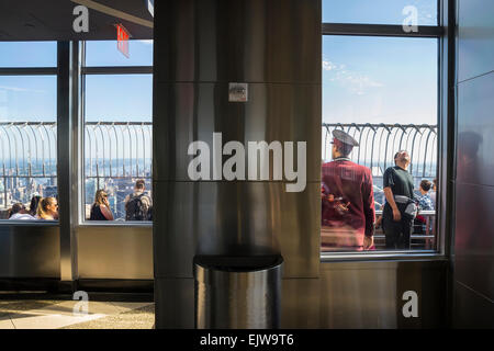La ville de New York, USA - Août 2013:Empire State Building supervise le personnel et conseille les touristes qui montent vers le haut pour voir la v Banque D'Images