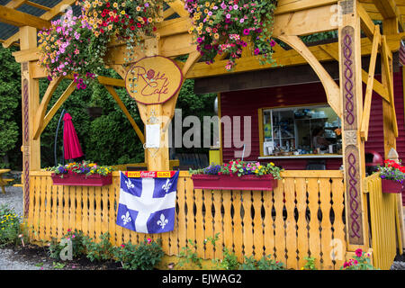 Un charmant café dans le village de Sainte-Rose-du-Nord, du Saguenay Lac-Saint-Jean, au Québec. Banque D'Images