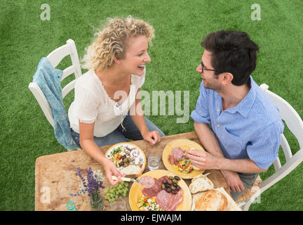 Couple having breakfast rustique Banque D'Images