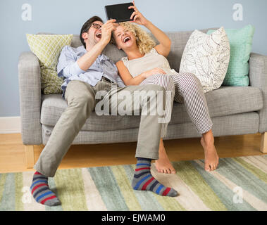 Couple using tablet pc Banque D'Images