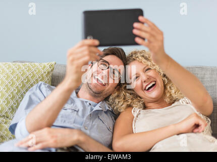 Couple using tablet pc Banque D'Images