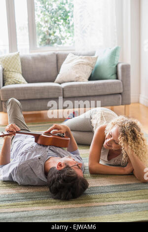 Woman playing ukulele Banque D'Images