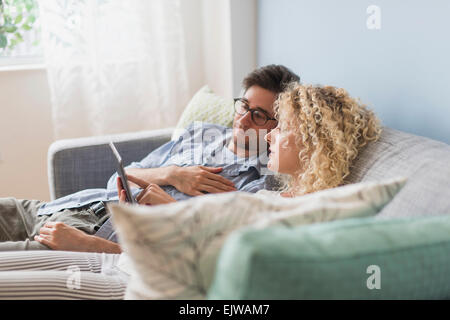 Couple using tablet pc Banque D'Images