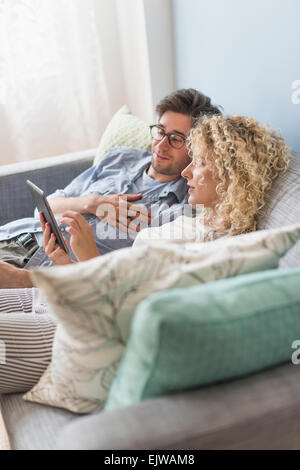 Couple using tablet pc Banque D'Images