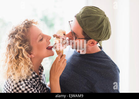 Couple eating ice cream ensemble Banque D'Images