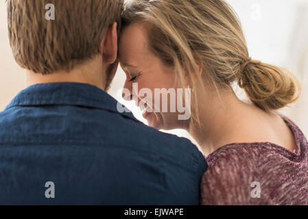 Close-up of smiling woman leaning on man Banque D'Images