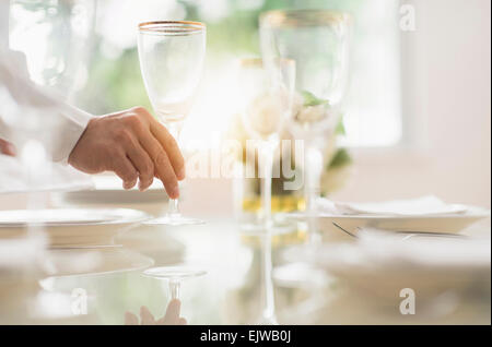 Close up de la main de l'homme mise en place restaurant Banque D'Images