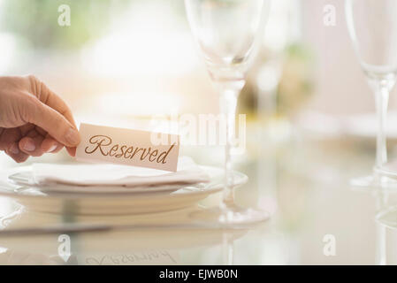 Close up de la main de l'homme mise en place restaurant Banque D'Images