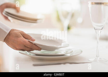 Close up de la main de l'homme mise en place restaurant Banque D'Images