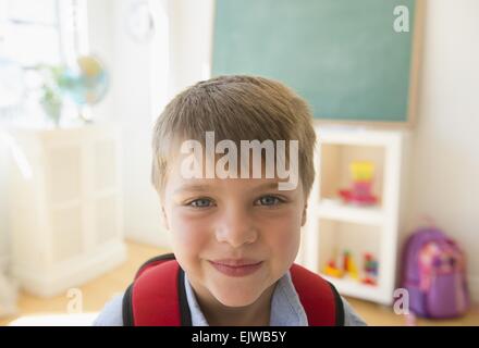 Portrait of boy (6-7) in classroom Banque D'Images