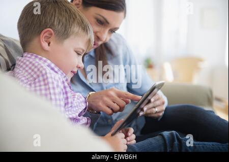 Mère et fils (6-7) using digital tablet Banque D'Images