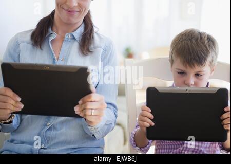 Mère et fils (6-7) using digital tablet Banque D'Images