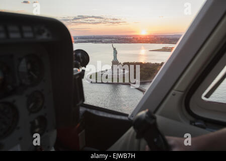 USA, l'État de New York, New York City, dans le poste de pilotage hélicoptère et Statue de la Liberté Banque D'Images