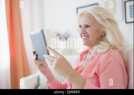 Portrait of senior woman using digital tablet Banque D'Images