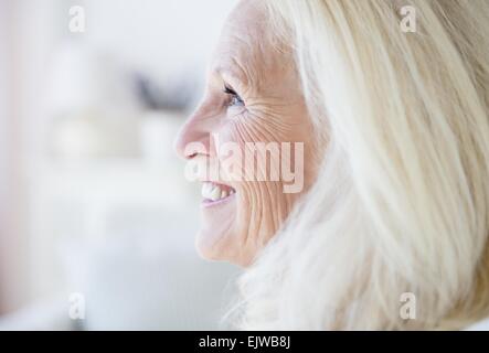 Portrait of smiling senior woman Banque D'Images