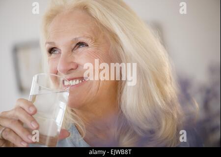 Portrait of senior woman drinking water Banque D'Images