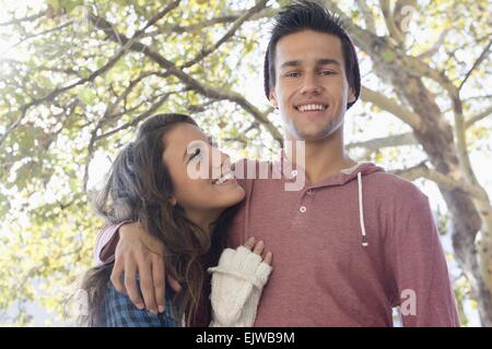 USA, l'État de New York, New York City, Brooklyn, Portrait of young couple in park Banque D'Images