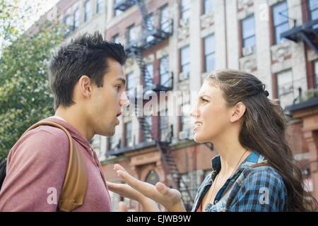 USA, l'État de New York, New York City, Brooklyn, jeune couple ayant des difficultés relationnelles Banque D'Images
