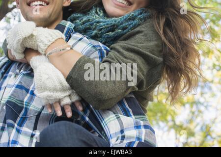 USA, l'État de New York, New York City, Brooklyn, Man giving his girlfriend piggyback ride Banque D'Images