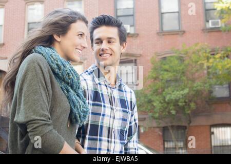 USA, l'État de New York, New York City, Brooklyn, jeune couple talking Banque D'Images