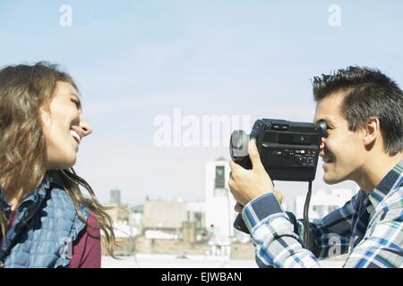 USA, l'État de New York, New York City, Brooklyn, l'homme prend sa petite amie sur le toit Banque D'Images